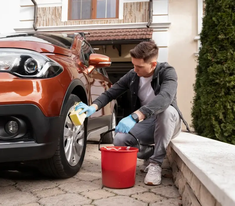 Lavage auto à domicile Réveillon : professionnel intervenant sur un véhicule